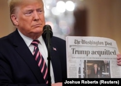 Predsednik Donald Tramp pokazuje naslovnu stranu Vašington posta