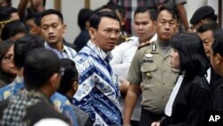 Jakarta Governor Basuki "Ahok" Tjahaja Purnama, center, talks to his lawyers after his sentencing hearing at a court in Jakarta, Indonesia, May 9, 2017. 