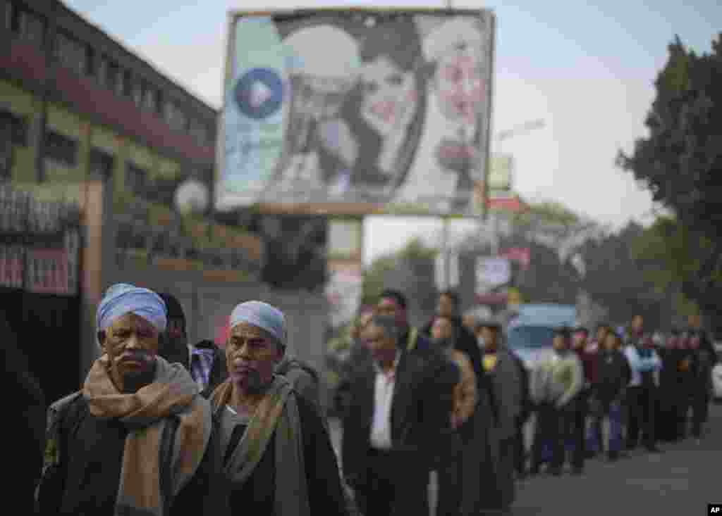 People line up to vote in the Egypt's constitutional referendum in Cairo, Jan. 15, 2014.