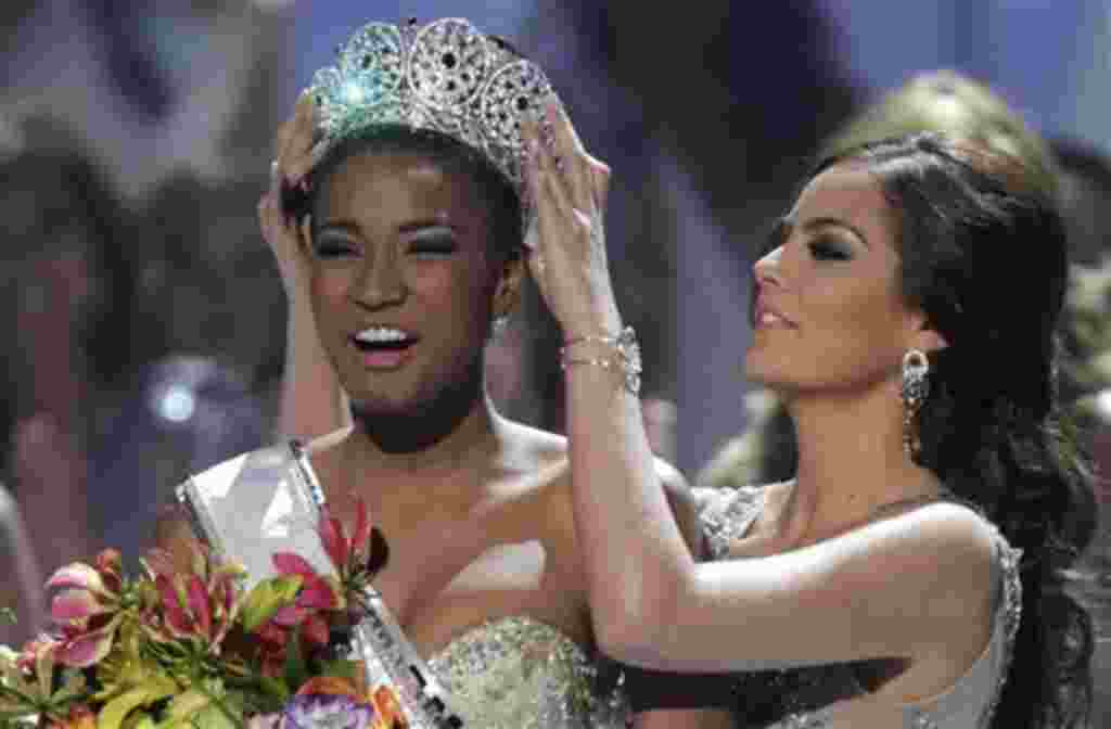 La señorita Angola, Leila Lopes, recibe la corona de parte de la Miss Universo 2010, la mexicana Ximena Navarrete.