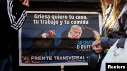 Poster di Buenos Aires yang memperlihatkan Hakim federal AS, Thomas Griesa, yang menangani kasus obligasi AS dan Argentina, sebagai burung nazar (12/8). (Reuters/Marcos Brindicci)