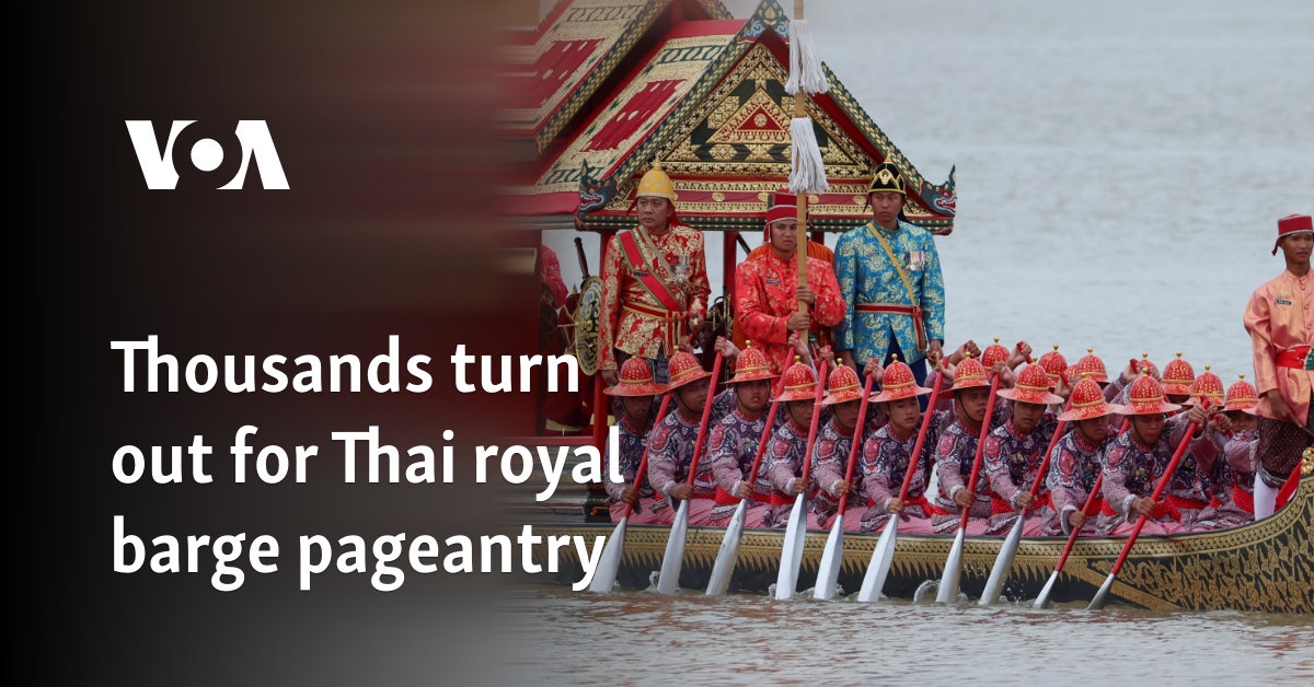 Thousands turn out for Thai royal barge pageantry 