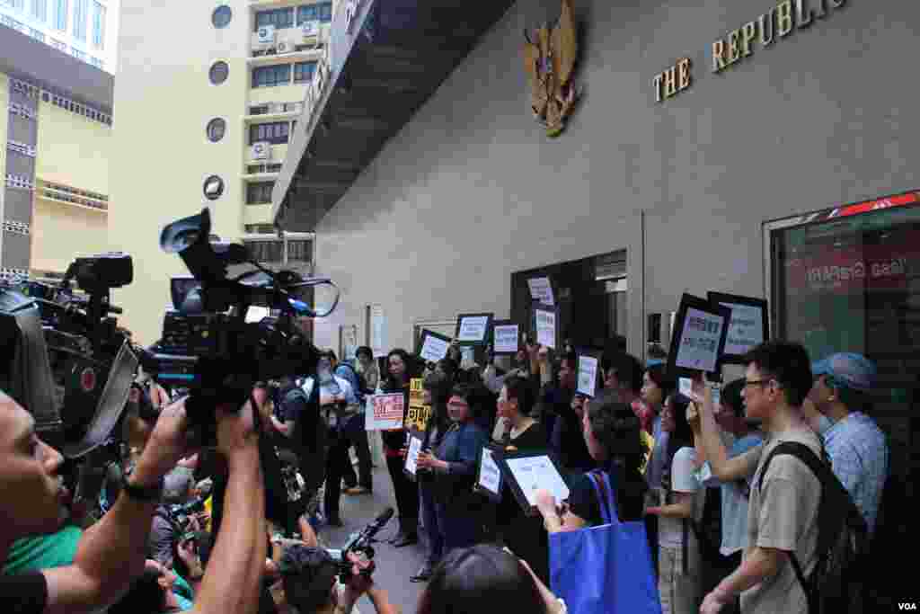 港新闻从业者抗议印尼菲律宾阻挠记者正常采访(美国之音海彦拍摄)