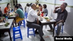 Tổng thống Barack Obama (trái) và ông Anthony Bourdain tại một quán bún chả ở Hà Nội, tháng 5/2016. Ảnh: Twitter Barack Obama.