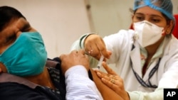 အိန္ဒိယနိုင်ငံ နယူးဒေလီမှာ ကိုဗစ်ကာကွယ်ဆေး ထိုးပေးနေတဲ့မြင်ကွင်း။ (ဇန်နဝါရီ ၁၆၊ ၂၀၂၁)