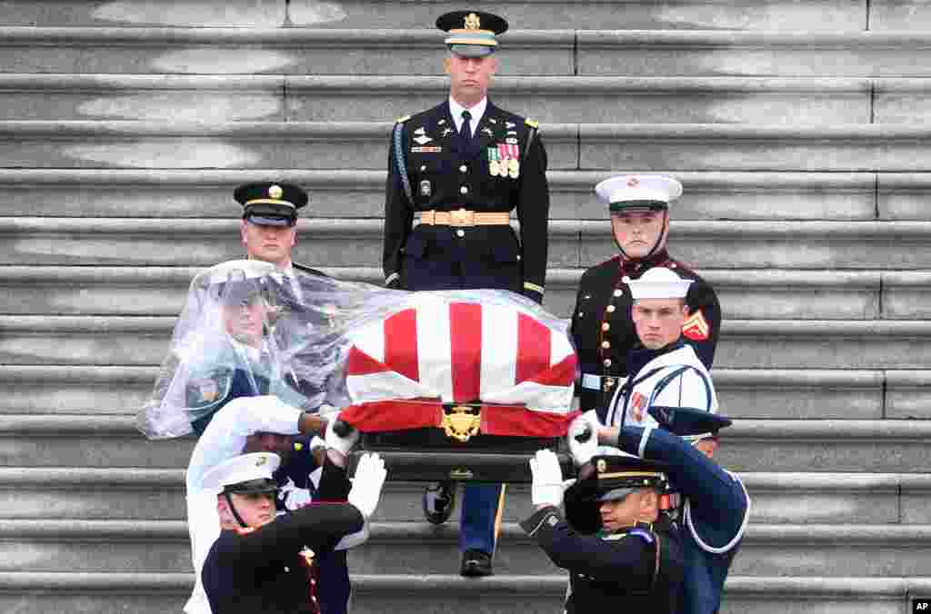 El ataúd del senador John McCain, republicano de Arizona, es llevado escaleras abajo en el Capitolio de los Estados Unidos en Washington, el 1 de septiembre de 2018, camino a la Catedral Nacional de Washington para un servicio conmemorativo. &nbsp;