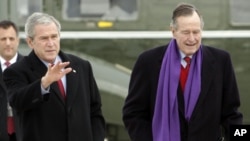 Cựu tổng thống George H. W. Bush và con cựu tổng thống George W. Bush