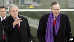 George W. Bush junto a su padre de 88 años.