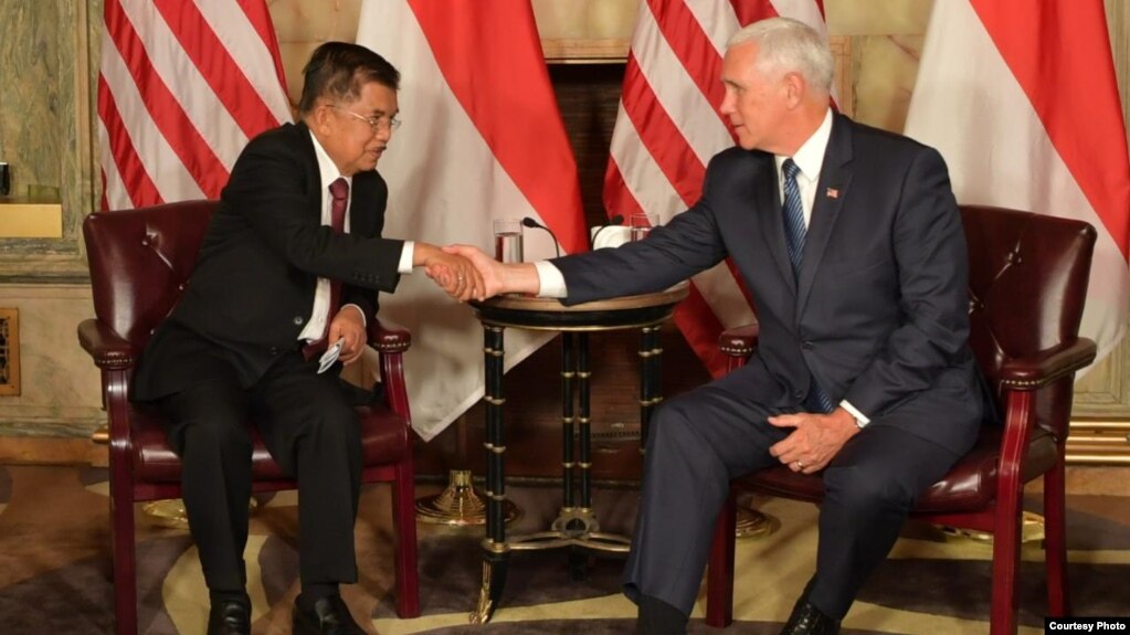 Wakil Presiden RI Jusuf Kalla (kiri) bertemu dengan Wakil Presiden AS Mike Pence di New York, Selasa (25/9). (Foto Courtesy: Setwapres)