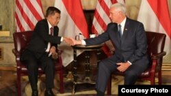 Wakil Presiden RI Jusuf Kalla (kiri) bertemu dengan Wakil Presiden AS Mike Pence di New York, Selasa (25/9). (Foto Courtesy: Setwapres)
