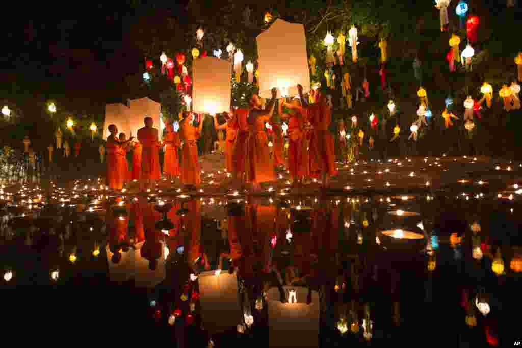 Buddhist monks prepare to release lanterns after a blessing ceremony during the Loy Krathong Festival at a temple in Chiang Mai, Thailand, Nov. 17, 2013. 