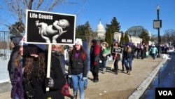 지난해 1월 미국 워싱턴 의회 앞에서 시위대가 낙태 합법화를 반대하는 시위를 벌이고 있다.