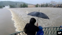 Sungai Vltava di kota Praha, Republik Ceko menunjukkan tanda-tanda meluap hari Minggu (2/6). Negara-negara Eropa tengah menghadapi ancaman banjir akibat hujan lebat. 