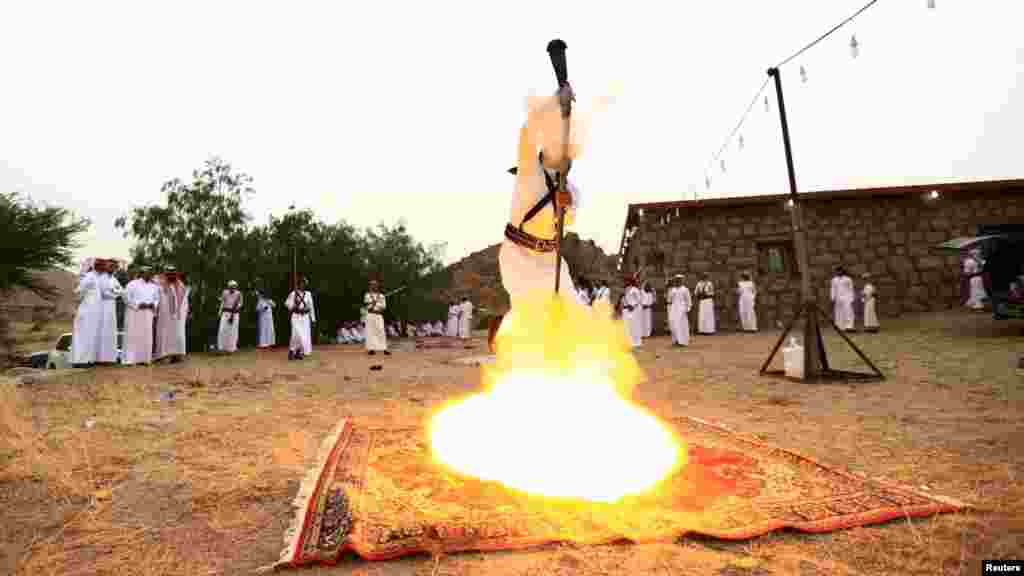 Un homme danse lors d une cérémonie traditionnelle près de la ville de Taif en Arabie Saoudite, 8 Août 2015.