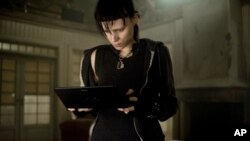 Aktris Rooney Mara memerankan versi film dari buku "The Girl With the Dragon Tattoo." (Foto: Columbia Pictures)