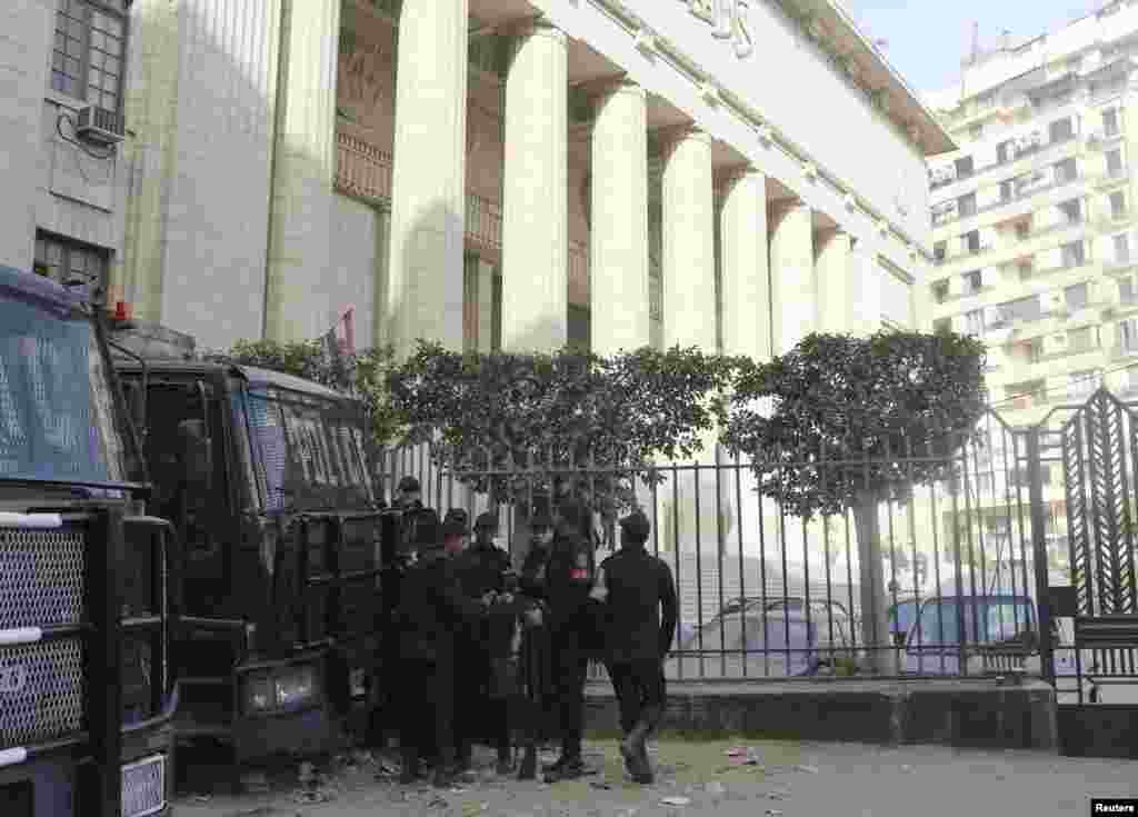 Riot police stand guard in front of an appeals court in Cairo, Jan. 1, 2015.&nbsp;