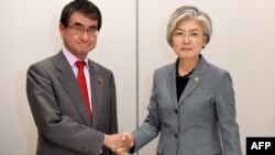강경화 한국 외교장관과 고노 다로 일본 외무상이 23일 프랑스 파리에서 회담했다.