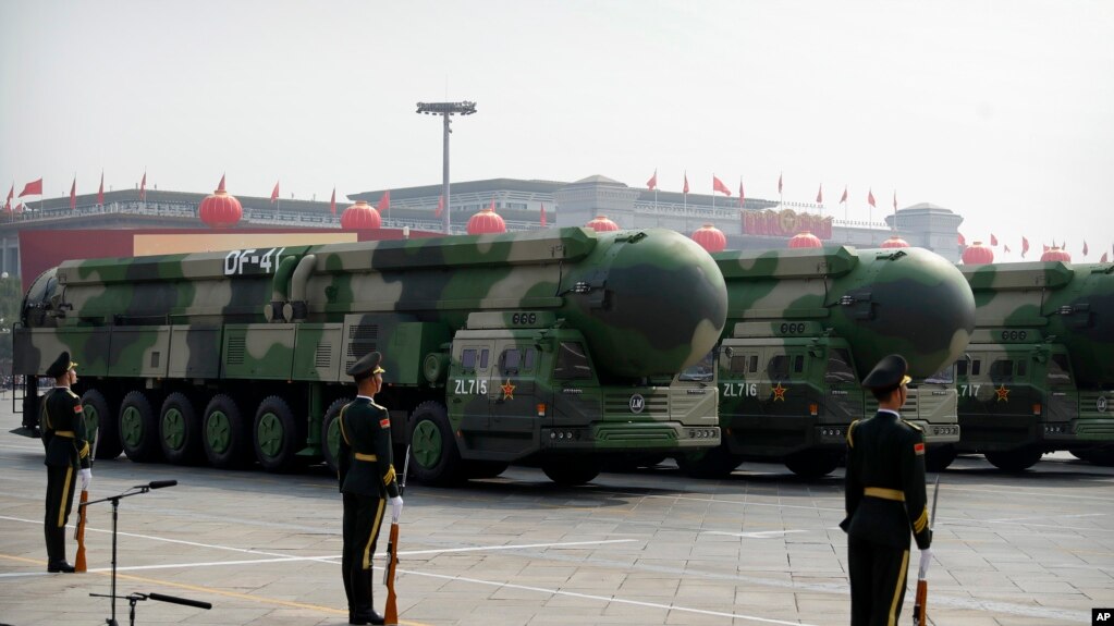 2019年10月1日，在北京举行的纪念中华人民共和国成立70周年的阅兵式上，运载东风-41弹道导弹的汽车驶过天安门广场。(photo:VOA)