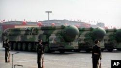 资料照：中国在北京天安门广场举行的国庆阅兵式上展示东风-41洲际战略核导弹。（2019年10月1日）