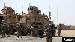  A U.S. soldier runs at a coalition forces forward base near West Mosul, Iraq June 21, 2017, where Iraqi security forces are fighting Islamic State. REUTERS/Marius Bosch 