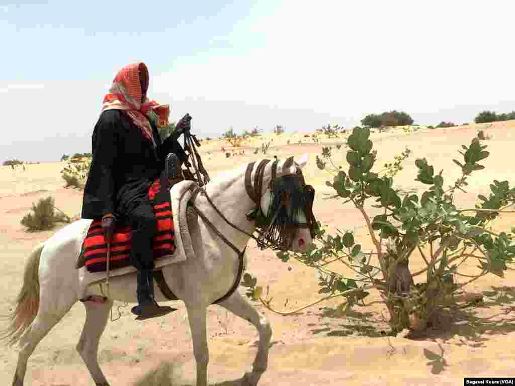 Un voyageur sur un cheval à la sortie du camp de Dar Es Salam à Baga-Sola (ouest du Tchad), Baga-Sola, Tchad, 2 avril 2016. (Photo voa Bagassi Koura).