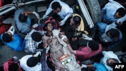 Une résidente blessée de Togoga, un village situé à environ 20 km à l'ouest de Mekele, est transporté sur une civière à l'hôpital de référence Ayder à Mekele, la capitale de la région du Tigré, en Éthiopie, le 23 juin 2021.