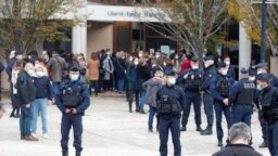 Người dân tụ tập bên ngoài trường College du Bois d'Aulne sau vụ tấn công ở Conflans St Honorine ngoại ô Paris, Pháp, ngày 17 tháng 10, 2020.