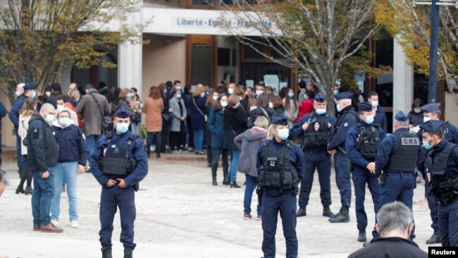 Người dân tụ tập bên ngoài trường College du Bois d'Aulne sau vụ tấn công ở Conflans St Honorine ngoại ô Paris, Pháp, ngày 17 tháng 10, 2020.