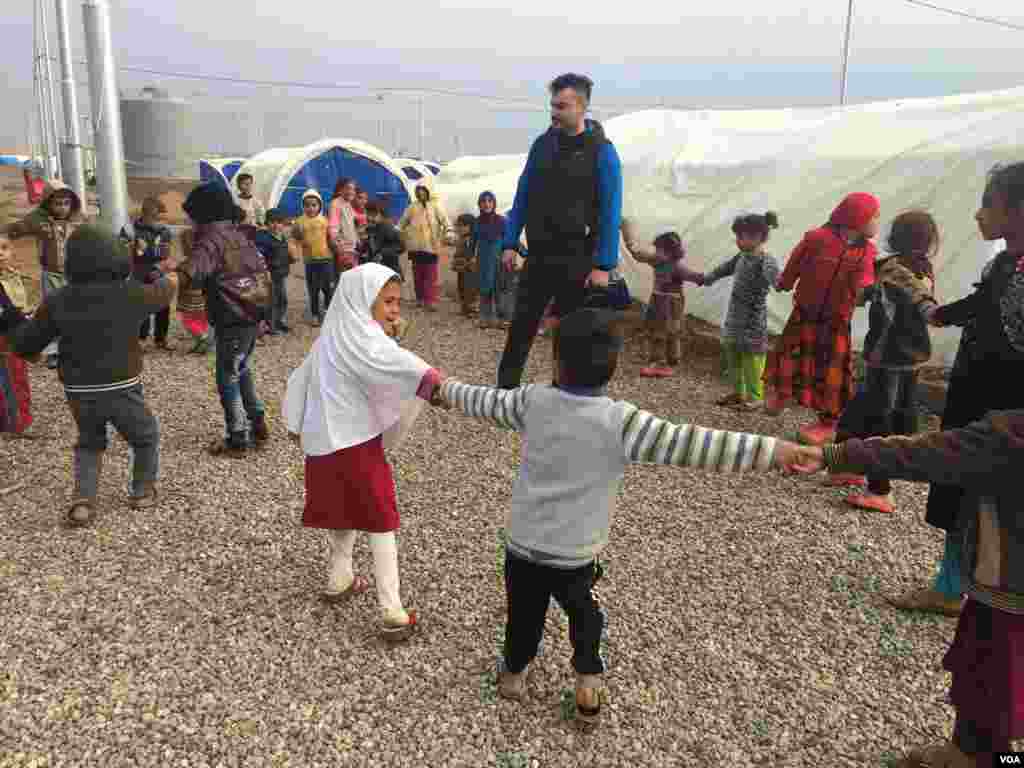 Anak-anak bermain di Kamp Khazir, wilayah Kurdi di Irak (1/12). (VOA/H.Murdock)