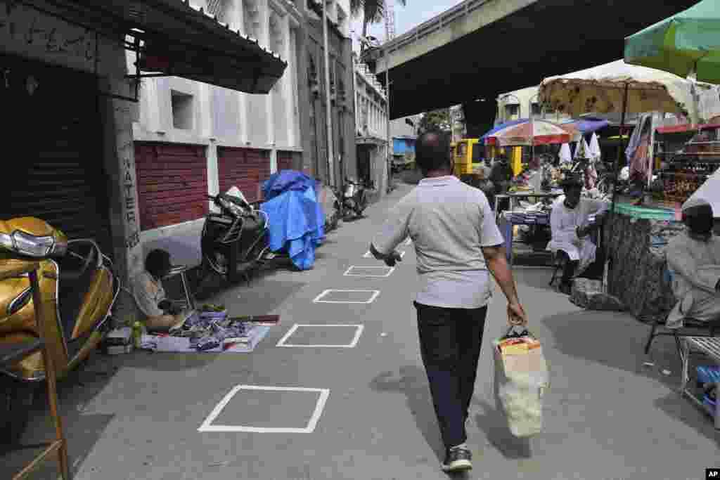 بھارتی شہر بنگلور میں بھی بازار اور شاپنگ مالز کھل گئے ہیں۔ بازاروں میں سماجی دوری برقرار رکھنے کے لیے دکانوں کے باہر نشانات لگائے گئے ہیں۔