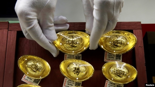 图为北京一家珠宝行的黄金制品 （2019年8月6日）。
