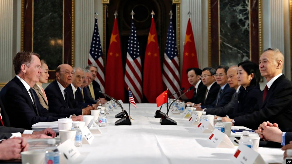 美国贸易代表莱特希泽与中国副总理刘鹤在白宫艾森豪威尔行政大楼举行双边贸易谈判。(2019年2月21日)