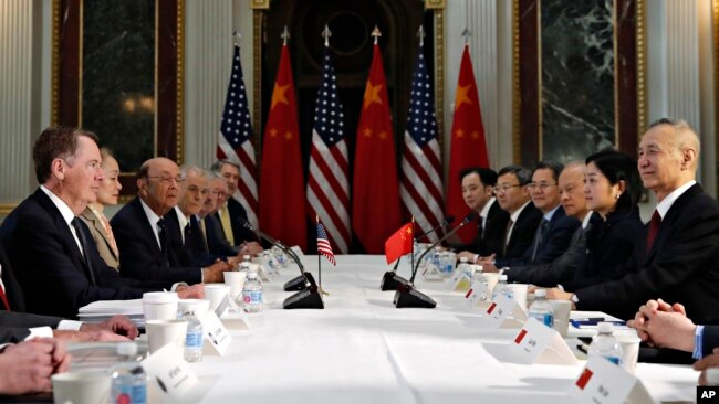 美国贸易代表莱特希泽与中国副总理刘鹤在白宫艾森豪威尔行政大楼举行双边贸易谈判。（2019年2月21日）