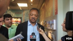 민권운동가이자 민주당의 정치 지도자인 제시 잭슨 목사가 9월 4일, 노스캐롤라이나주 샬럿에서 열린 민주당 전당대회 현장에서 VOA 취재진과 대담하고 있다.