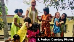 Sasha Forbes dan putrinya Maya menjadi relawan dan mengajar bahasa Inggris anak-anak perempuan di Khulna, Bangladesh, April 2018.