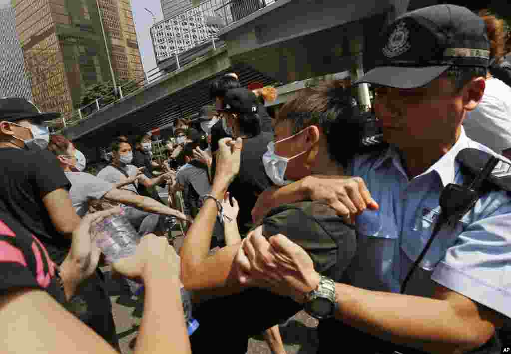 愤怒的人群冲击香港市中心占中示威者的路障 