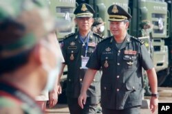 លោក​ឧត្តម​សេនីយ៍​ឯក ហ៊ុន ម៉ាណែត​ មេ​បញ្ជាការ​កង​ទ័ព​ជើង​គោក​កម្ពុជា​ និងជាកូនប្រុសច្បងរបស់លោកនាយករដ្ឋមន្ត្រី ហ៊ុន សែន ចូលរួមពិធីប្រគល់និងទទួលរថយន្តជូនដល់កងយោធពលខេមរភូមិន្ទ និងកងនគរបាលជាតិ នៅរាជធានីភ្នំពេញ ថ្ងៃទី១៨ ខែមិថុនា ឆ្នាំ២០២០។