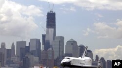 Phi thuyền nguyên mẫu này chưa bao giờ thực sự được phóng vào không gian, đã được chở ngược dòng sông Hudson hôm 6/6/2012