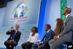 Presiden Barack Obama, kiri, ikut dalam diskusi panel di KTT Wirausaha Global di Kompleks PBB, 25 Juli 2015, di Nairobi.