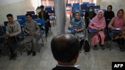 Estudiantes separados género con una cortina durante una clase en una universidad privada de Kabul, Afganistán, el 7 de septiembre de 2021.