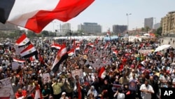 Para oposisi Presiden Morsi melambai-lambaikan bendera kebangsaan Mesir saat berunjuk rasa di Lapangan Tahrir Square, Kairo (28/6).
