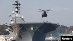停靠在日本橫須賀港的日本海上自衛隊直升機護衛艦“出雲號”（資料照片）