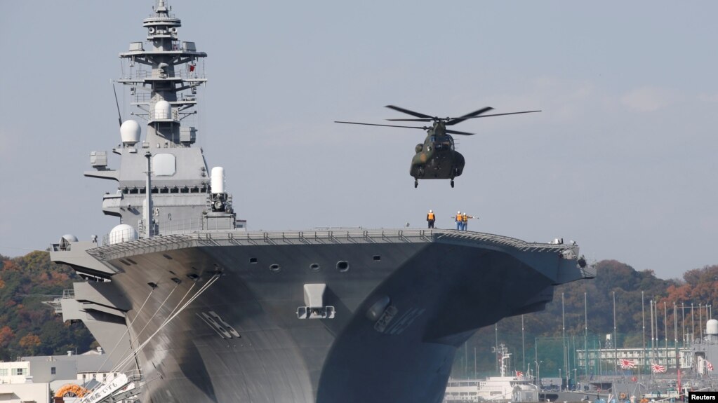 日本海上自卫队直升机在出云号航母降落(资料照片)