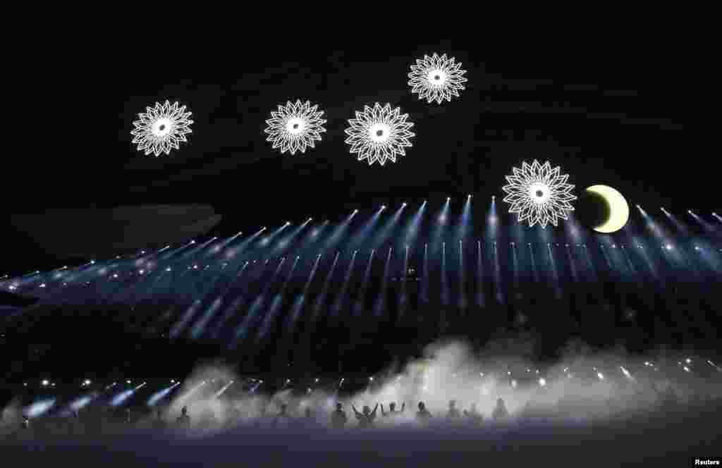7일 소치 동계 올림픽 개막식 행사장에서 공연이 펼쳐지고 있다. 