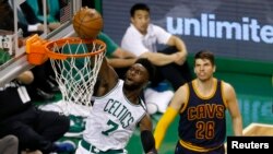 Jaylen Brown des Boston Celtics, à gauche, et Kyle Korver des Cleveland Cavaliers, à droite, TD Garden, Boston, le 17 mai 2017. (Greg M. Cooper-USA TODAY Sports)