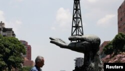 На фото: статуя поблизу державної нафтової компанії у місті Каракас, Венесуела