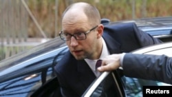 "He tomado la decisión de dimitir", anunció Yatseniuk en un mensaje a la nación emitido por varios canales de la televisión ucraniana.