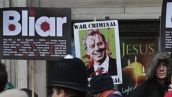 معترضین به تونی بلر در لندن در مقابل ساختمانی که تحقیق درباره عراق انجام می گیرد