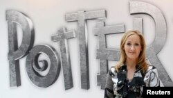 L'auteure britannique J.K. Rowling, créatrice de la série de livres Harry Potter, lors du lancement du site en ligne Pottermore à Londres, le 23 juin 2011. (Reuters/Suzanne Plunkett)