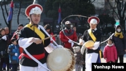 설연휴 첫날인 6일 서울 종로구 보신각에서 시민들이 설맞이 타종행사의 하나로 펼쳐진 풍물 공연을 구경하고 있다.